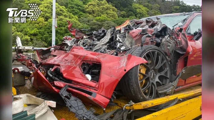 國道高速追撞緩撞車！轎車車頭撞爛變形 駕駛命大輕傷