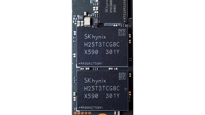 點我看大圖 你一定認識的那個他,轉身帶來新速度 Solidigm P44 Pro 2TB
