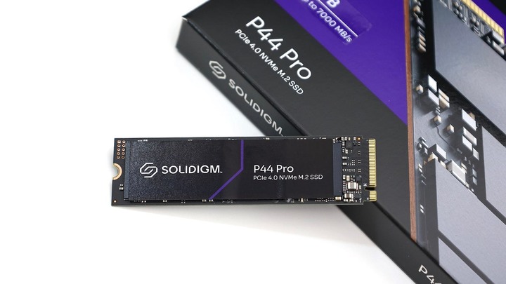 點我看大圖 你一定認識的那個他,轉身帶來新速度 Solidigm P44 Pro 2TB