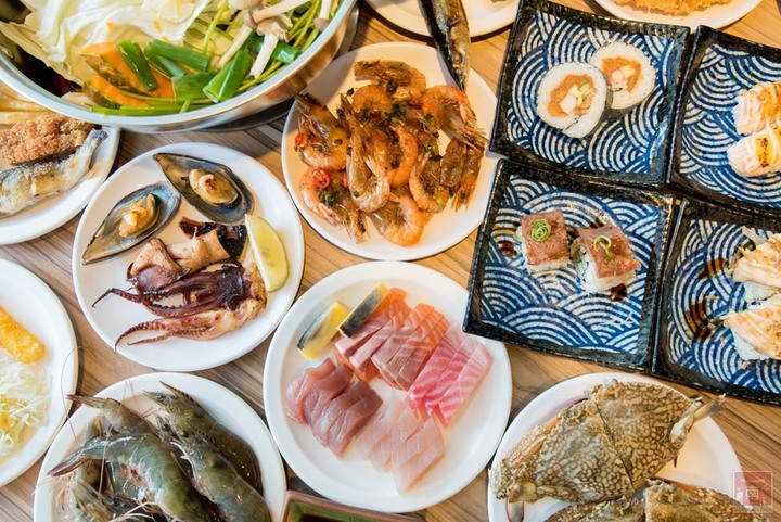 【臺南美食】東加和漢創作料理再升級“雙料無限暢食”，日本料理加上鴛鴦鍋任你夾，日料強打生魚片、大魷魚、炸蝦天婦羅等，火鍋強打湯底、活蝦、藍蟹吃到飽~東加和漢創作料理