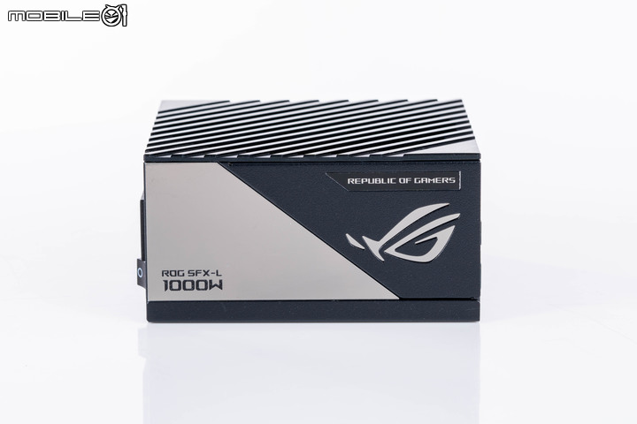 ROG LOKI 1000W PLATINUM SFX-L 電源供應器開箱試用 迷你機體也能安裝頂級顯卡的選擇