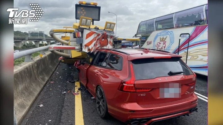 國道高速追撞緩撞車！轎車車頭撞爛變形 駕駛命大輕傷
