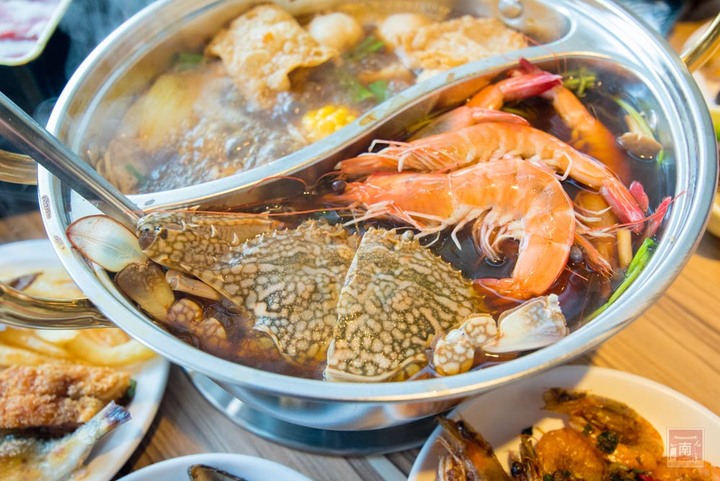 【臺南美食】東加和漢創作料理再升級“雙料無限暢食”，日本料理加上鴛鴦鍋任你夾，日料強打生魚片、大魷魚、炸蝦天婦羅等，火鍋強打湯底、活蝦、藍蟹吃到飽~東加和漢創作料理