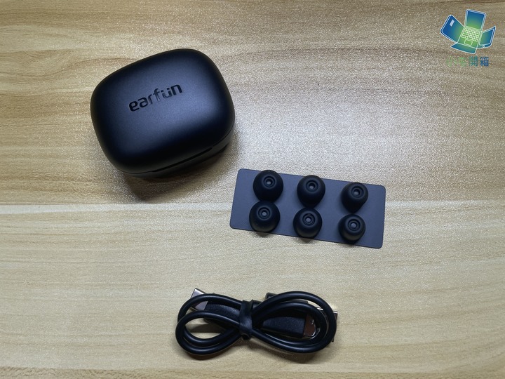 【小宅開箱】讓小編愛不釋手的耳機，Earfun Air Pro3 降噪真無線耳機開箱，電腦手機兩邊通，藍芽5.3超低