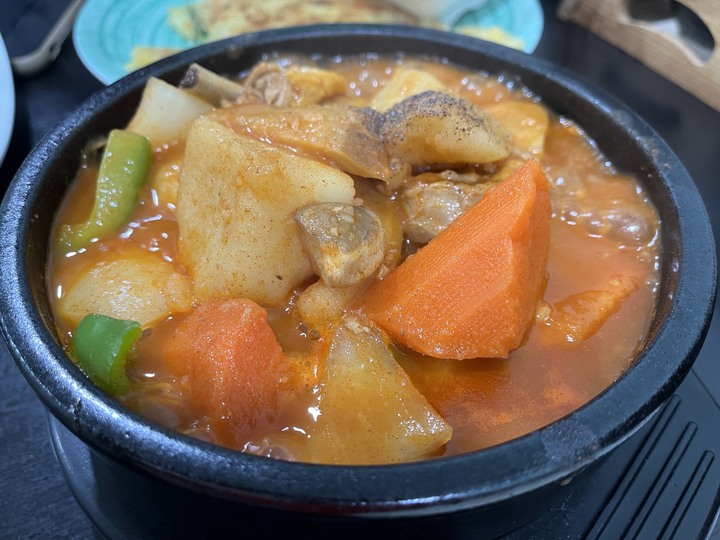 [食記] 春川韓式小館，台灣基隆中正，香甘微辣燉的好入口馬鈴薯雞肉鍋！