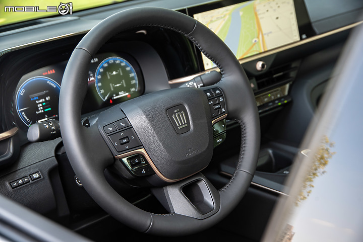 Toyota Crown 2.5 Hybrid 貴族版試駕｜勇於突破但溫暖依舊，與第四代Crown睽違五十年後的相遇！