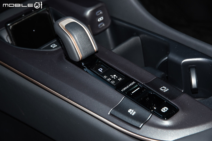 Toyota Crown 2.5 Hybrid 貴族版試駕｜勇於突破但溫暖依舊，與第四代Crown睽違五十年後的相遇！