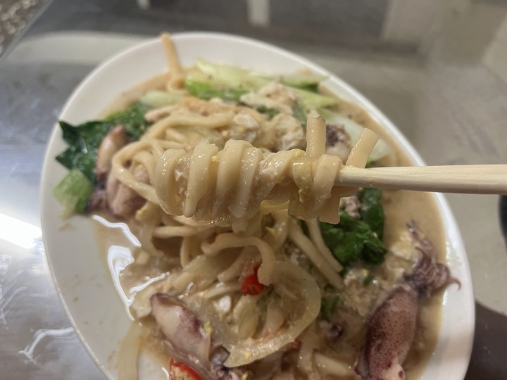 [食記] 金牌咖哩炒麵，台灣基隆暖暖，香辣又鍋氣十足爆蛋小卷炒麵