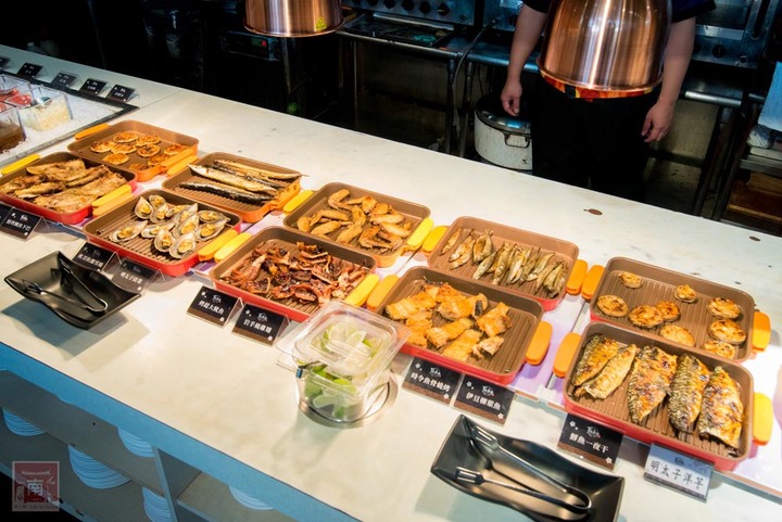【臺南美食】東加和漢創作料理再升級“雙料無限暢食”，日本料理加上鴛鴦鍋任你夾，日料強打生魚片、大魷魚、炸蝦天婦羅等，火鍋強打湯底、活蝦、藍蟹吃到飽~東加和漢創作料理
