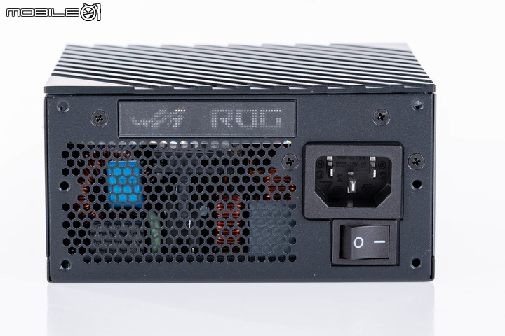 ROG LOKI 1000W PLATINUM SFX-L 電源供應器開箱試用 迷你機體也能安裝頂級顯卡的選擇