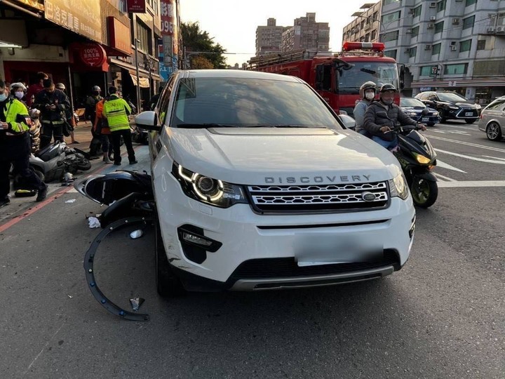 汽車追撞待轉區整排機車2人傷 駕駛疑恍神闖禍