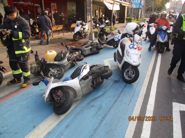 汽車追撞待轉區整排機車2人傷 駕駛疑恍神闖禍