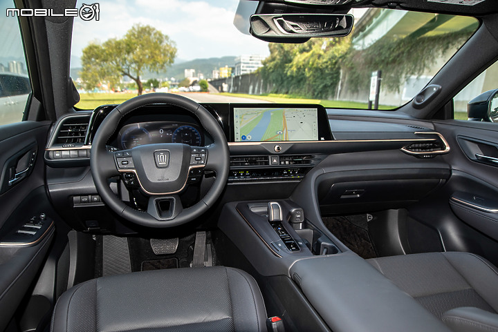 Toyota Crown 2.5 Hybrid 貴族版試駕｜勇於突破但溫暖依舊，與第四代Crown睽違五十年後的相遇！