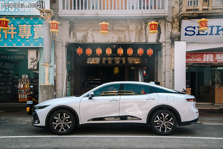 Toyota Crown 2.5 Hybrid 貴族版試駕｜勇於突破但溫暖依舊，與第四代Crown睽違五十年後的相遇！