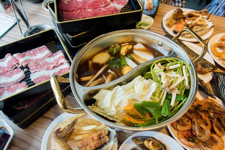 【臺南美食】東加和漢創作料理再升級“雙料無限暢食”，日本料理加上鴛鴦鍋任你夾，日料強打生魚片、大魷魚、炸蝦天婦羅等，火鍋強打湯底、活蝦、藍蟹吃到飽~東加和漢創作料理
