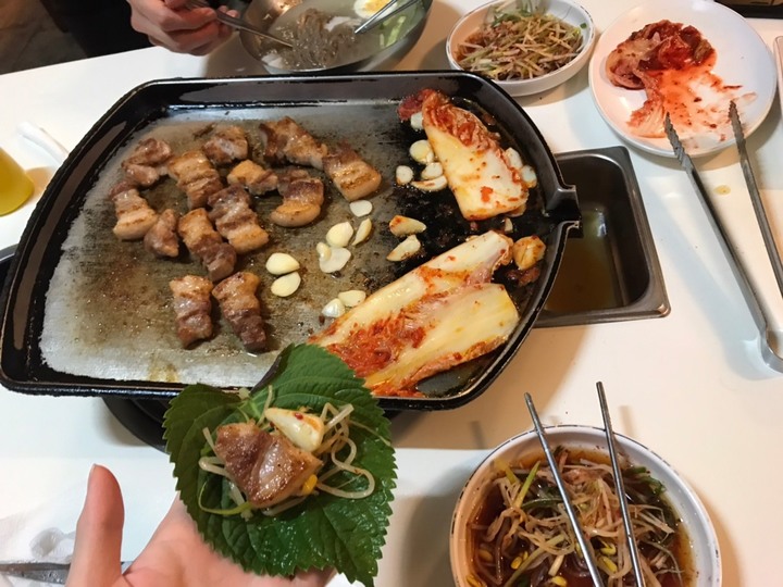 韓國首爾美食TOP5 (Dior咖啡廳/櫸樹雪濃湯/韓國烤肉/兔子停/橋村炸雞)