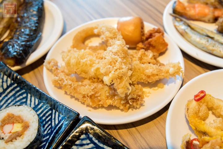 【臺南美食】東加和漢創作料理再升級“雙料無限暢食”，日本料理加上鴛鴦鍋任你夾，日料強打生魚片、大魷魚、炸蝦天婦羅等，火鍋強打湯底、活蝦、藍蟹吃到飽~東加和漢創作料理