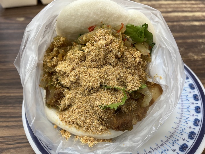 [食記] 法院前焢肉飯，台灣基隆信義，肥嫩可口刈包搭配滿滿料四神湯