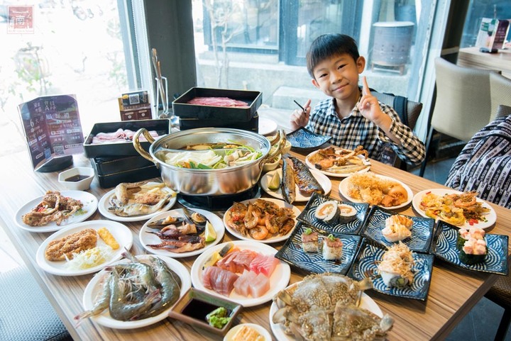 【臺南美食】東加和漢創作料理再升級“雙料無限暢食”，日本料理加上鴛鴦鍋任你夾，日料強打生魚片、大魷魚、炸蝦天婦羅等，火鍋強打湯底、活蝦、藍蟹吃到飽~東加和漢創作料理