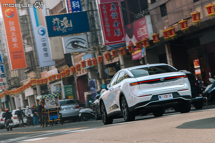 Toyota Crown 2.5 Hybrid 貴族版試駕｜勇於突破但溫暖依舊，與第四代Crown睽違五十年後的相遇！