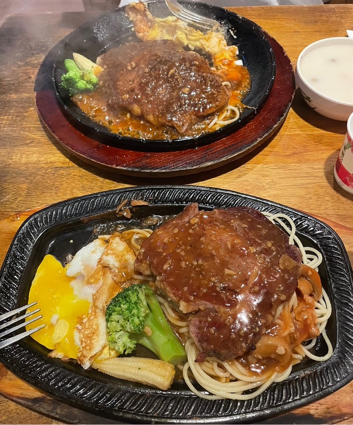 牛排店裡的免費牛肉湯喝到飽