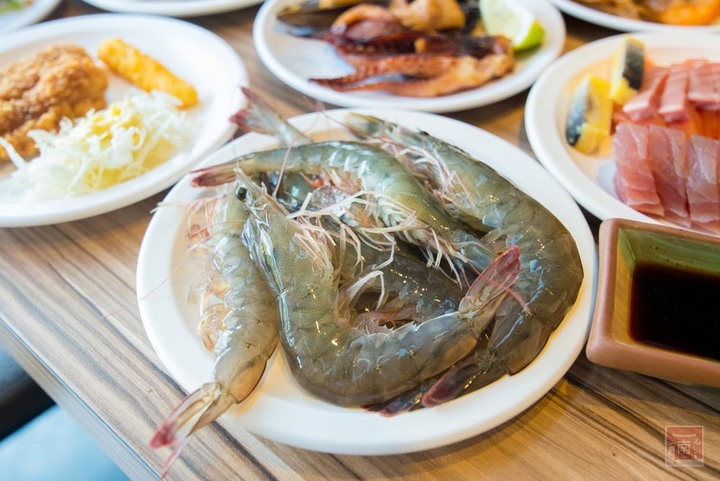 【臺南美食】東加和漢創作料理再升級“雙料無限暢食”，日本料理加上鴛鴦鍋任你夾，日料強打生魚片、大魷魚、炸蝦天婦羅等，火鍋強打湯底、活蝦、藍蟹吃到飽~東加和漢創作料理