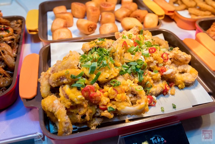 【臺南美食】東加和漢創作料理再升級“雙料無限暢食”，日本料理加上鴛鴦鍋任你夾，日料強打生魚片、大魷魚、炸蝦天婦羅等，火鍋強打湯底、活蝦、藍蟹吃到飽~東加和漢創作料理