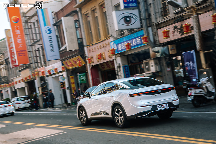 Toyota Crown 2.5 Hybrid 貴族版試駕｜勇於突破但溫暖依舊，與第四代Crown睽違五十年後的相遇！