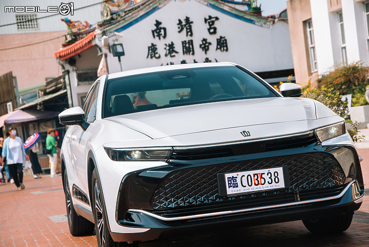 Toyota Crown 2.5 Hybrid 貴族版試駕｜勇於突破但溫暖依舊，與第四代Crown睽違五十年後的相遇！