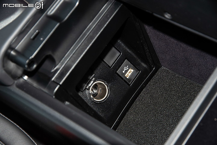 Toyota Crown 2.5 Hybrid 貴族版試駕｜勇於突破但溫暖依舊，與第四代Crown睽違五十年後的相遇！