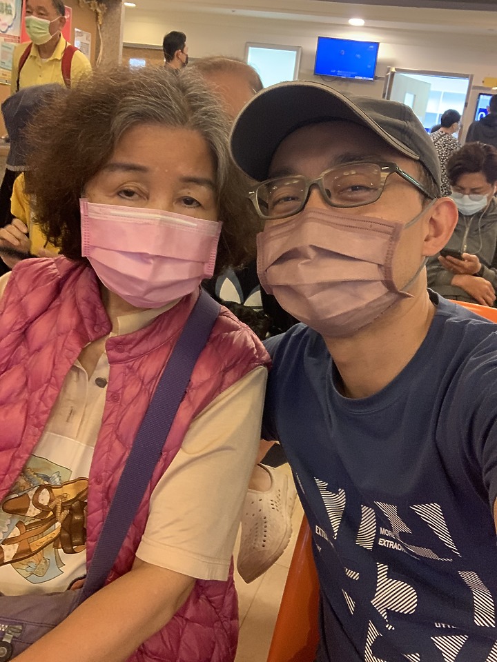 傷感流淚的母親日