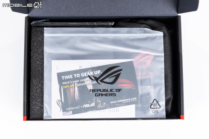 ROG LOKI 1000W PLATINUM SFX-L 電源供應器開箱試用 迷你機體也能安裝頂級顯卡的選擇