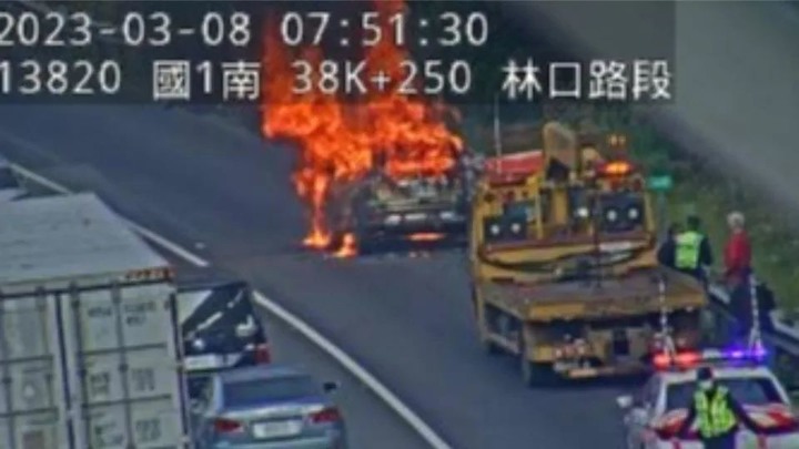 駕駛乘客驚逃!休旅車國道燒成火球 車流一度回堵3公里