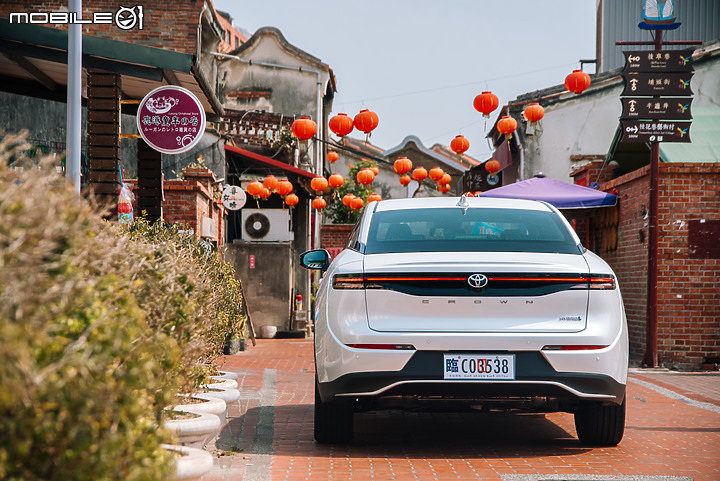 Toyota Crown 2.5 Hybrid 貴族版試駕｜勇於突破但溫暖依舊，與第四代Crown睽違五十年後的相遇！