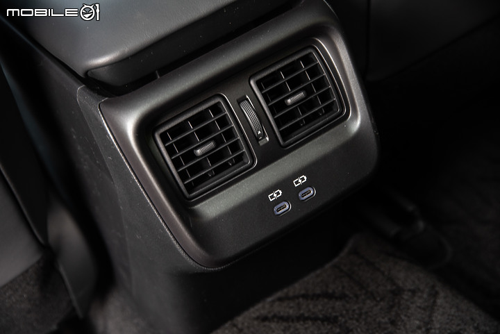 Toyota Crown 2.5 Hybrid 貴族版試駕｜勇於突破但溫暖依舊，與第四代Crown睽違五十年後的相遇！