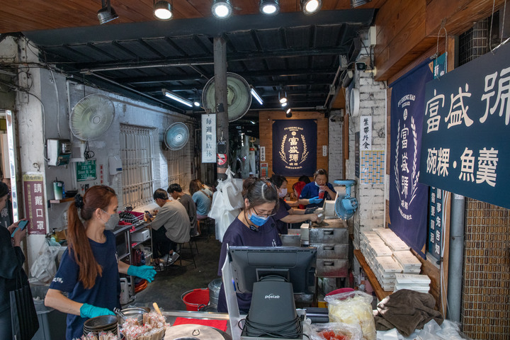 久違的國華街美食、金砂社區盛開的花旗木、宛如立於海上的「生命之樹」藝術造景