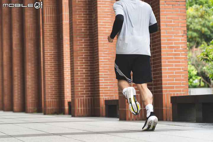 adidas UltraBOOST Light 跑鞋評測報告|邁向下個10年,這塊BOOST變輕了!