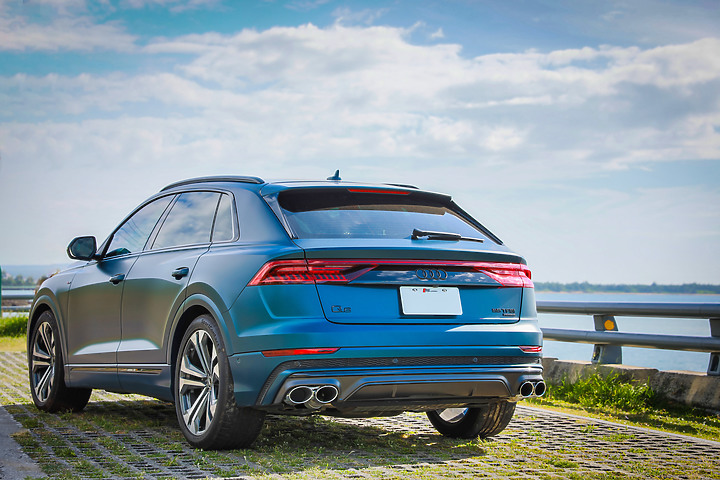 點我看大圖 【Audi Q8 55 TFSI 星浩藍】選配/開箱/包膜/消光犀牛皮/外拍 圖多分享(2023改裝更新/四出尾飾管/電動拖車勾/rs水箱罩/輪圈烤漆) by Vansen