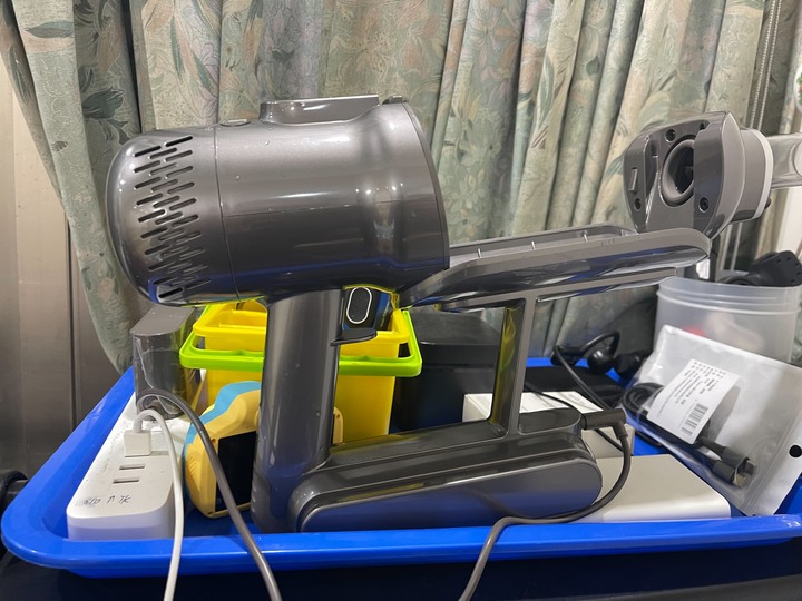 Dyson +好事多抹布+迪卡儂護膝 VS 小狗吸塵器