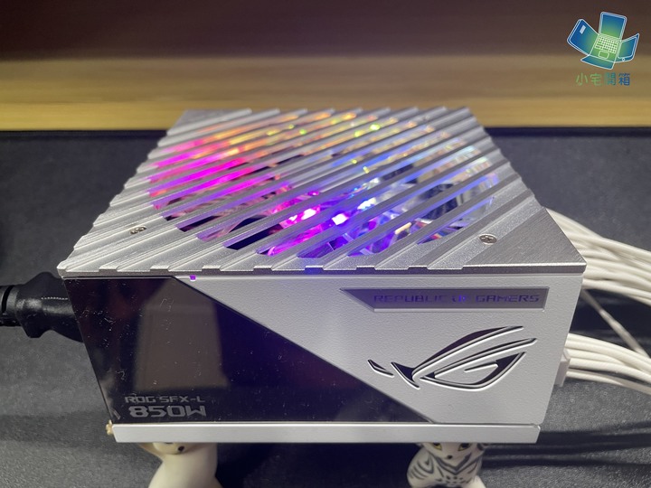 【小宅開箱】用最省的零組件來開箱高級的電源，ROG Loki SFX-L 850W 白金牌電源供應器開箱