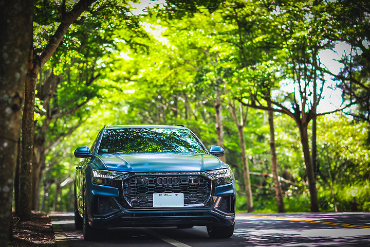 點我看大圖 【Audi Q8 55 TFSI 星浩藍】選配/開箱/包膜/消光犀牛皮/外拍 圖多分享(2023改裝更新/四出尾飾管/電動拖車勾/rs水箱罩/輪圈烤漆) by Vansen