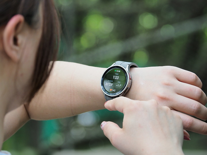 三星 Galaxy Watch5 Pro 不僅能隨時了解身體狀況 更是伴你戶外運動的好夥伴