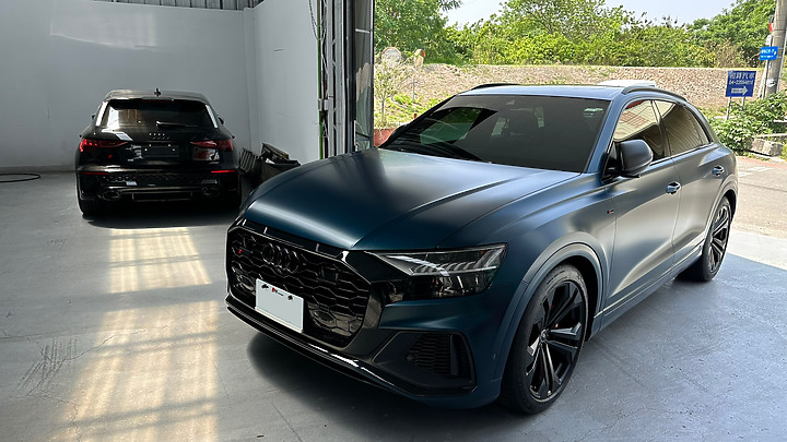 點我看大圖 【Audi Q8 55 TFSI 星浩藍】選配/開箱/包膜/消光犀牛皮/外拍 圖多分享(2023改裝更新/四出尾飾管/電動拖車勾/rs水箱罩/輪圈烤漆) by Vansen