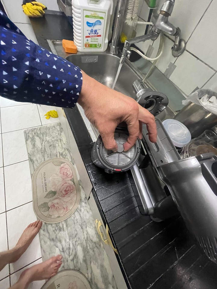 點我看大圖 Dyson +好事多抹布+迪卡儂護膝 VS 小狗吸塵器