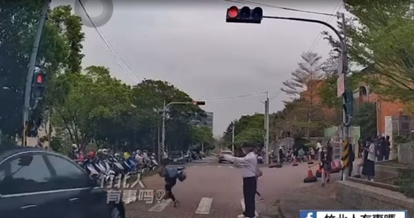 行人地獄國小版！黑車高速闖燈險撞飛男童駕駛恍神代價6300