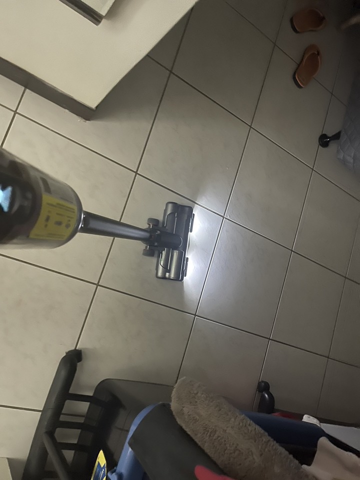 Dyson +好事多抹布+迪卡儂護膝 VS 小狗吸塵器