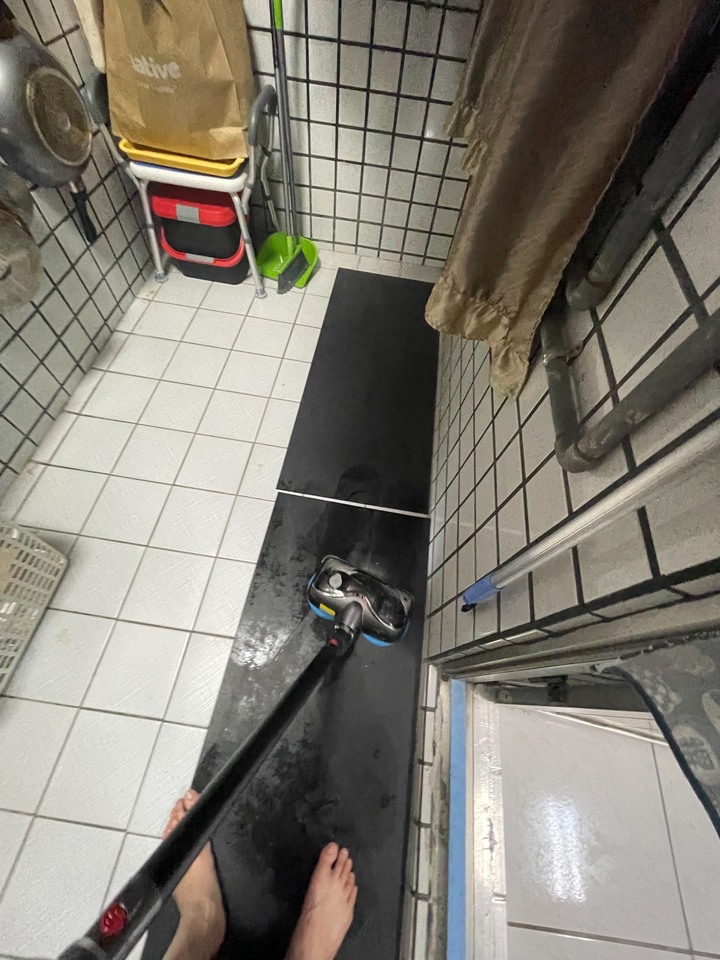 點我看大圖 Dyson +好事多抹布+迪卡儂護膝 VS 小狗吸塵器