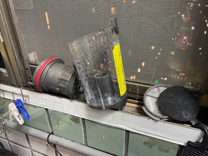 Dyson +好事多抹布+迪卡儂護膝 VS 小狗吸塵器