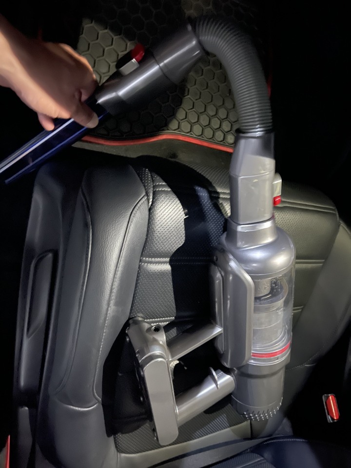 Dyson +好事多抹布+迪卡儂護膝 VS 小狗吸塵器