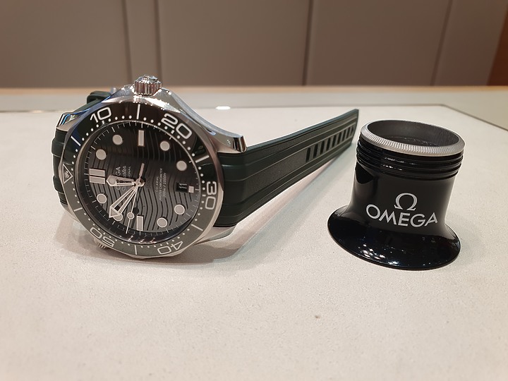 點我看大圖 熱門款-OMEGA 綠海馬 300M分享